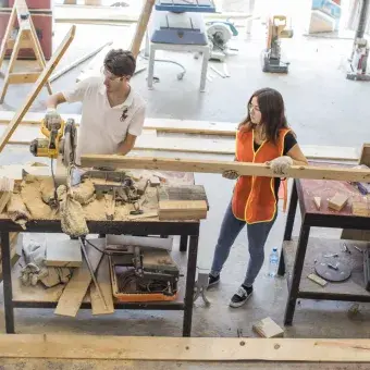 Alumnos aprendieron a usar herramientas de carpintería.
