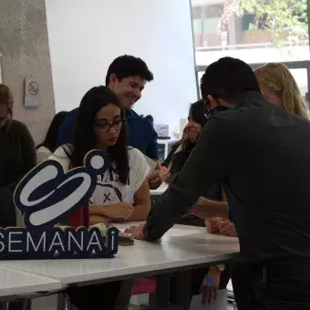 En Semana i alumnos del Tec de Monterrey elaboran pictogramas.