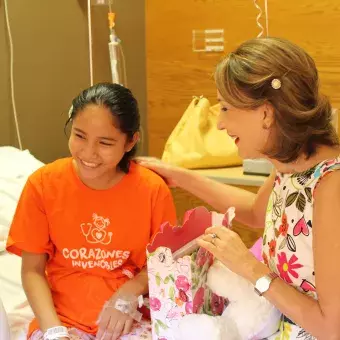 Entrega de regalo a pacientes corazones invencibles 