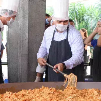 Los directivos del Tec se pusieron a preparar y a servir los tradicionales chilaquiles.