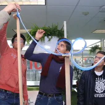 Alumnos de Ciudad de México construyeron un "Canica Coaster".