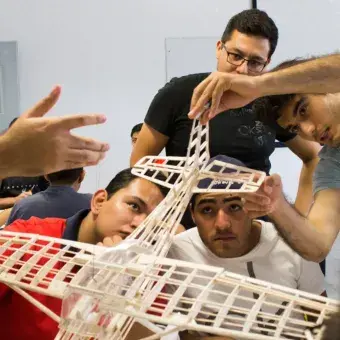 Alumnos de Querétaro diseñaron una maqueta de avión.