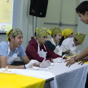 Alumnos recibiendo instrucciones de su equipo 