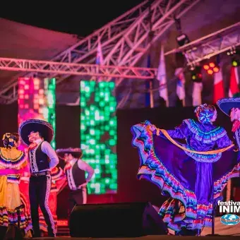 Mexicanos bailando folclore en Europa