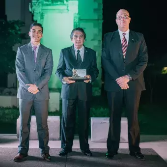 Los profesores recibieron un diploma y una replica del monumento en honor a Adolfo Prieto