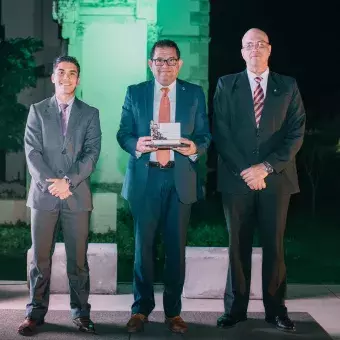 Los profesores recibieron un diploma y una replica del monumento en honor a Adolfo Prieto