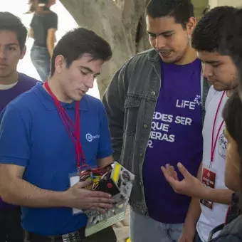 Participantes, preparando sus robots