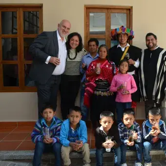 El Vice Rector y la Decana de Arquitectura con las parteras y los niños