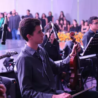 Alumnos comparten escenario con Angélica Aragón 