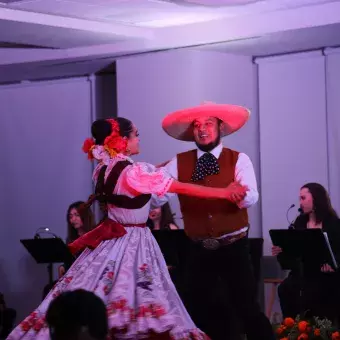 Alumnos comparten escenario con Angélica Aragón 