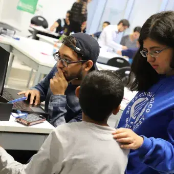 Niñas y niños se unen a estudiantes del Tec para construir juguetes 
