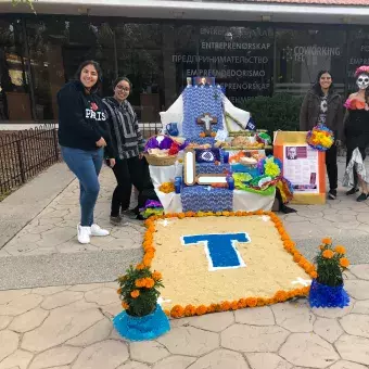 Alumnos festejando el día de muertos