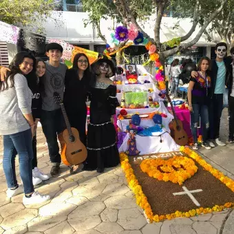 Alumnos festejando el día de muertos