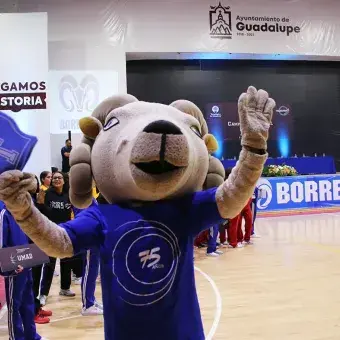 La botarga apoyando a los Borregos