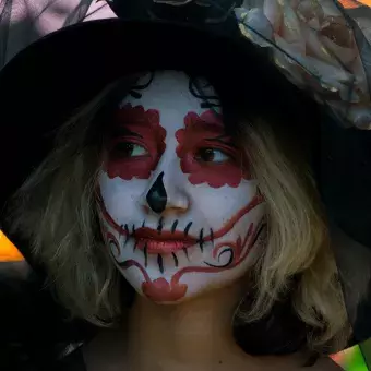 Alumnos festejando el día de muertos