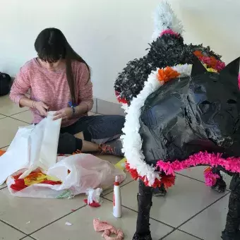 Estudiantes creando alebrijes.