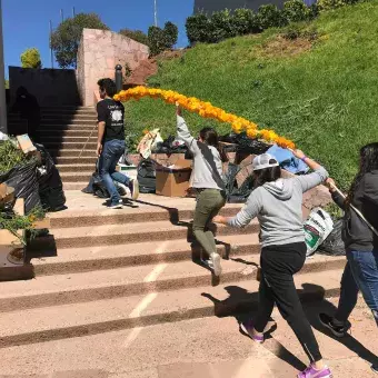 El trabajo en equipo para la creación de altares.