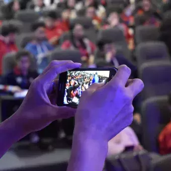 Alumnos esperando a la mención de los finalistas