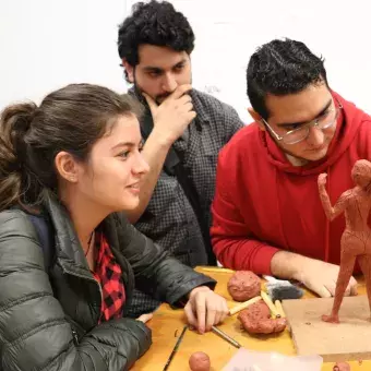 Alumnos caminando hacia los retos