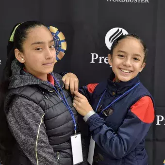 Alumnas de secundaria llegando al evento