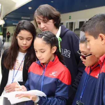 Alumnos resolviendo retos en el rally de Ironmath y Wordbusters