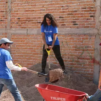 Limpiando las areas para plantar los nuevos arbolitos 