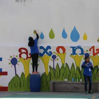 El mural pintado en la escuela casi terminado 