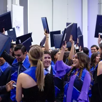 Alumnos celebrando la culminación de una etapa