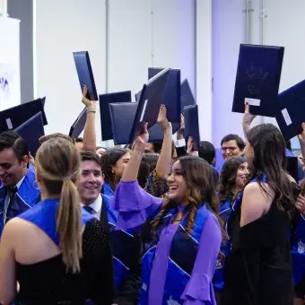 Alumnos celebrando la culminación de una etapa