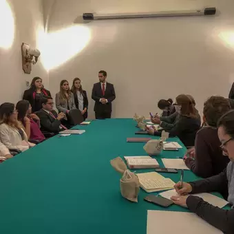 Secretaria de turismo conociendo las campañas propuestas 