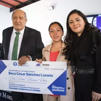 Entregan Beca “César Sánchez Lozano”