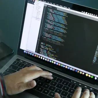 Fabi haciendo lo que mas le gusta hacer, programar.