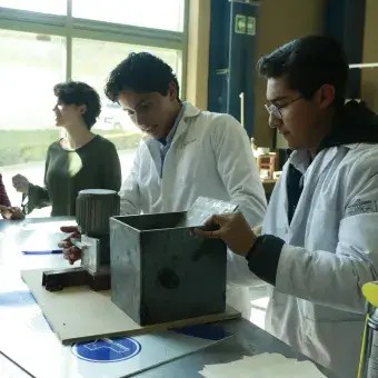 Trabajando en laboratorios de ingeniería 