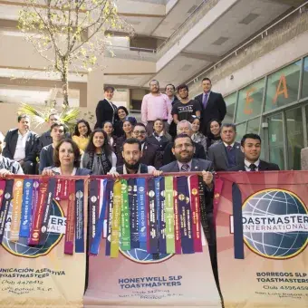 Mesas directivas de los clubs con sus banderines