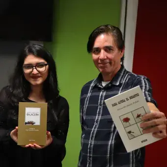 Alumnos y Armando Alanís pintando paredes con frases poéticas