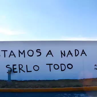 Alumnos y Armando Alanís pintando paredes con frases poéticas