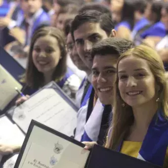 Con orgullo y emoción, ven a sus hijos cumplir sueño Tec (fotogalería)