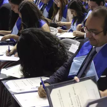 Con orgullo y emoción, ven a sus hijos cumplir sueño Tec (fotogalería)