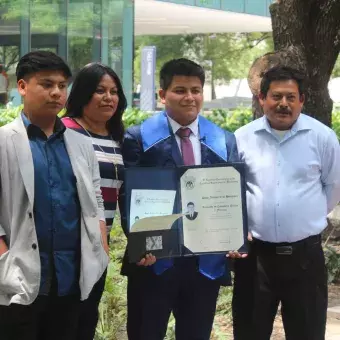 Con orgullo y emoción, ven a sus hijos cumplir sueño Tec (fotogalería)