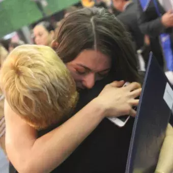 Con orgullo y emoción, ven a sus hijos cumplir sueño Tec (fotogalería)