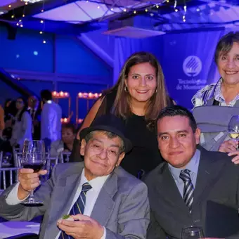 Un brindis familiar por su trayectoria en el Tec de Monterrey.