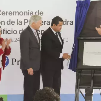 Momento de la develación de la primera piedra