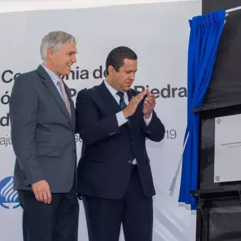 Momento de la revelación de la placa