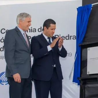 Momento de la revelación de la placa