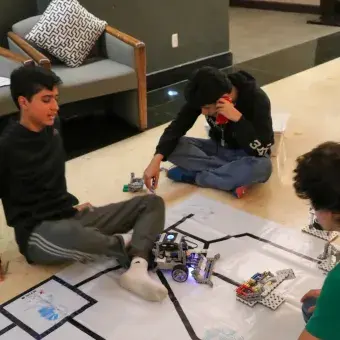 Se preparan en su hotel, la noche anterior a la competencia.
