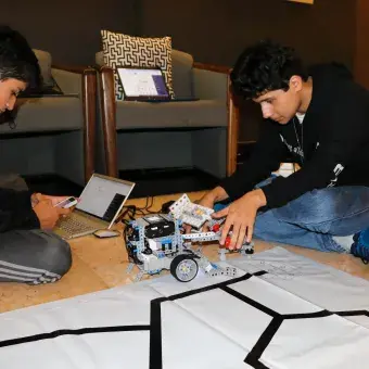 Se preparan en su hotel, la noche anterior a la competencia.