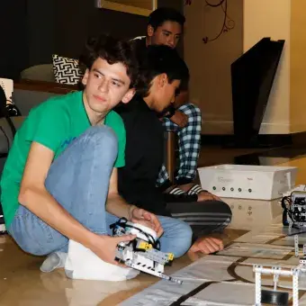 Se preparan en su hotel, la noche anterior a la competencia.