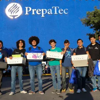Arriban al campus de PREPATEC Santa Catarina.