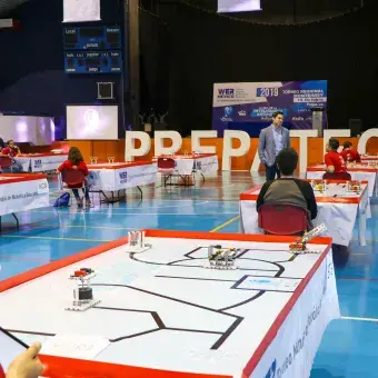 Los jueces y voluntarios se encuentran esperando el inicio de la competencia.