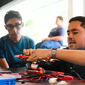 Maestro del Tecnológico de Monterrey impartiendo la Semanai en campus Tampico